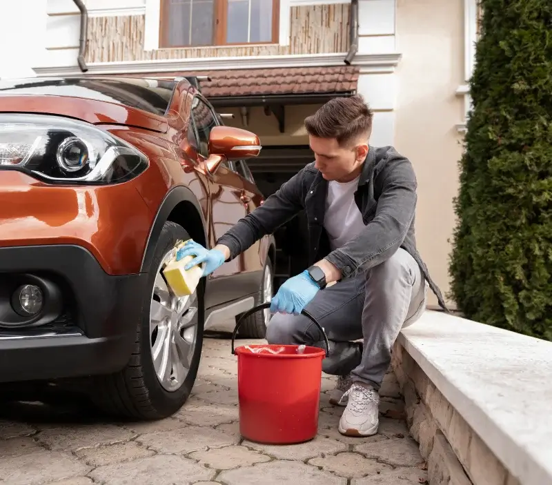 Lavage auto à domicile Houppeville : professionnel intervenant sur un véhicule